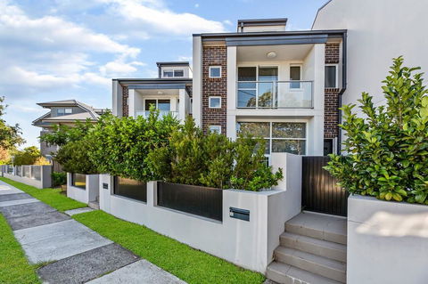 Relax In A Spacious & Modern Townhouse In Asquith - Your Accommodation 0