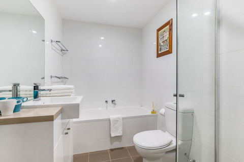 Relax In A Spacious & Modern Townhouse In Asquith - Your Accommodation 1