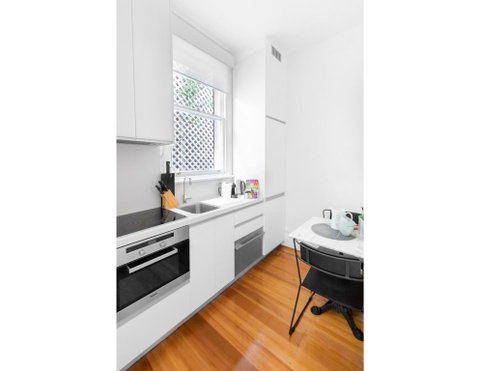 Renovated Studio In Bohemian Area Close To City - Your Accommodation 3