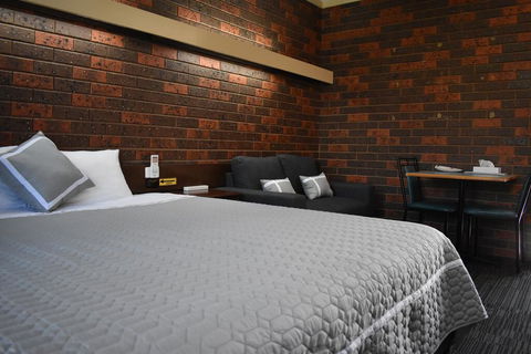 Riviana Motel - Your Accommodation 1