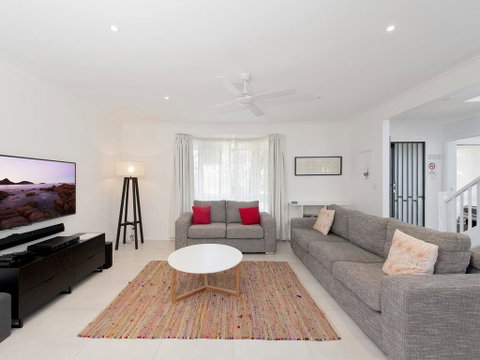 Ronald Avenue, 101, Sea Behind The Trees - Your Accommodation 1
