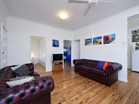 Short Street, 4, The Beach Cottage - Your Accommodation 1