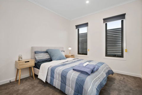 Sleek, Modern Capel Sound! - Your Accommodation 1
