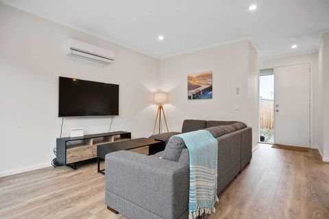 Sleek, Modern Capel Sound! - Your Accommodation 3
