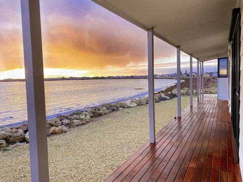 Smart Beach House @ Pelican Point - Your Accommodation 0