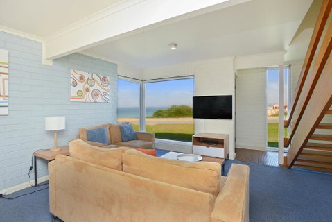 South Seas Beachfront Apartments - Your Accommodation 3