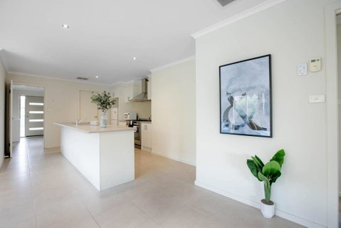 Spacious Lovely 5Beds Home@Point Cook - Your Accommodation 3