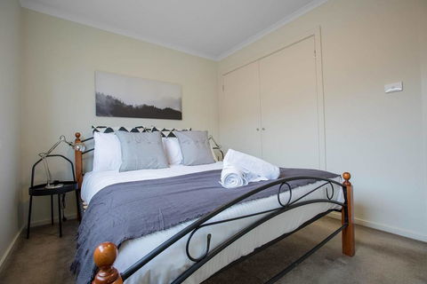 Spacious Lovely 5Beds Home@Point Cook - Your Accommodation 2