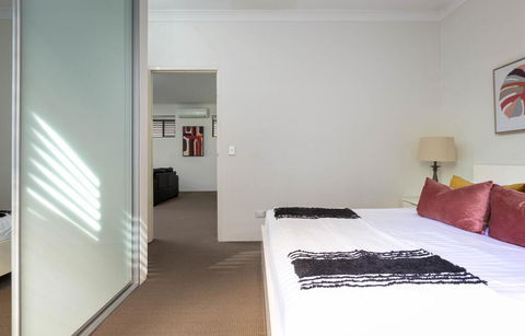 Spacious Two-Bedroom Apartment Near Hospital - Your Accommodation 2