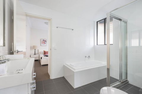 Spacious Two-Bedroom Apartment Near Hospital - Your Accommodation 3