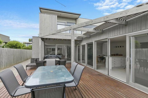 St Georges Sands Oasis 10 - Your Accommodation 1