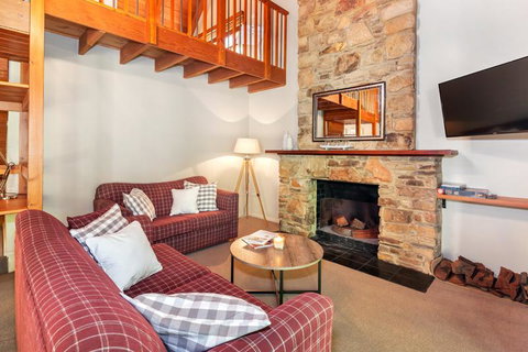 Stonehenge Retreat - Your Accommodation 3