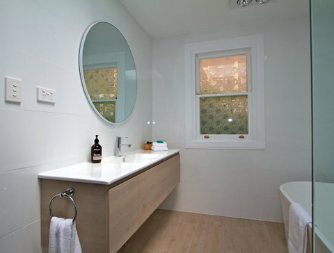 Strahan House - Your Accommodation 3