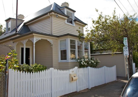 Strahan House - Your Accommodation 1