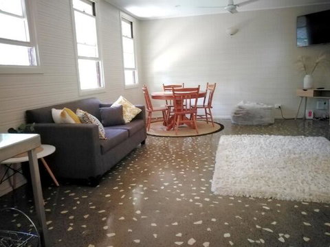 Stranded? Nowhere To Stay? Sanitised Apartment, Sleeps 4, Netflix, Wifi, Pool - Your Accommodation 0