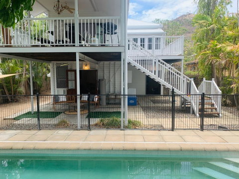 Stranded? Nowhere To Stay? Sanitised Apartment, Sleeps 4, Netflix, Wifi, Pool - Your Accommodation 2