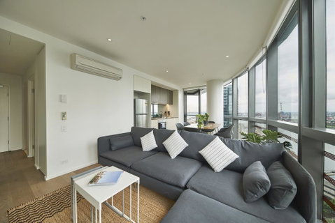 STUNNING 2 BED 2 BATH STYLISH UNIT // FREE PARKING - Your Accommodation 3