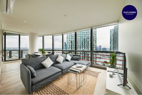 STUNNING 2 BED 2 BATH STYLISH UNIT // FREE PARKING - Your Accommodation 2