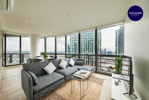 STUNNING 2 BED 2 BATH STYLISH UNIT // FREE PARKING - Your Accommodation 0