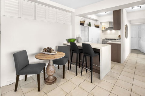 Stylish 2-Bed Apartment With Sweeping River Views - Your Accommodation 2