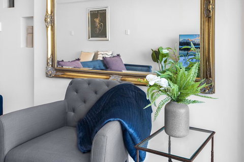 Stylish 2-Bed Apartment With Sweeping River Views - Your Accommodation 3