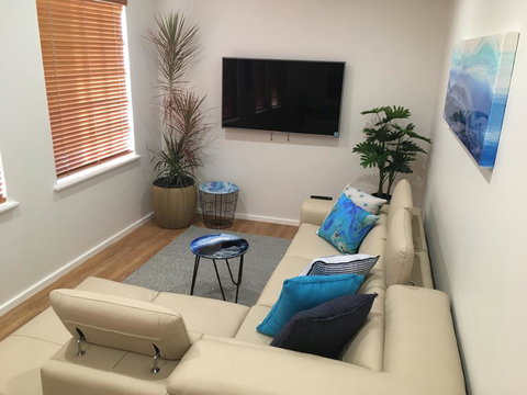 Stylish North Perth On Cafe Strip - Your Accommodation 0