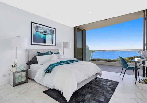 Stylish Penthouse With Views & Jacuzzi - Your Accommodation 3