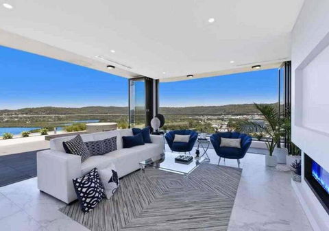 Stylish Penthouse With Views & Jacuzzi - Your Accommodation 0