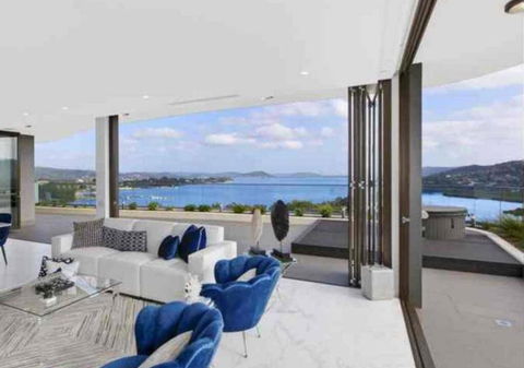 Stylish Penthouse With Views & Jacuzzi - Your Accommodation 1