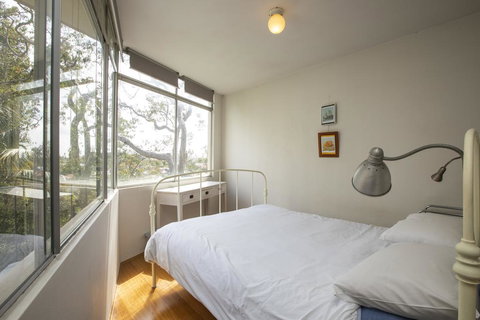 Sunlit Studio In The Trees, Walk To The Beach - Your Accommodation 1