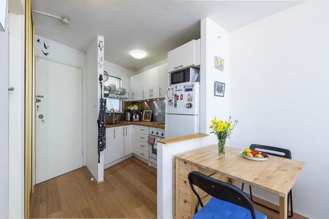 Sunlit Studio In The Trees, Walk To The Beach - Your Accommodation 3