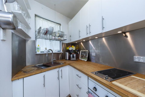 Sunlit Studio In The Trees, Walk To The Beach - Your Accommodation 2