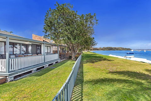 Sunset Beach House - Soldiers Point Sleeps 9 - Your Accommodation 1
