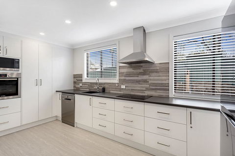 Sunset Beach House - Soldiers Point Sleeps 9 - Your Accommodation 3