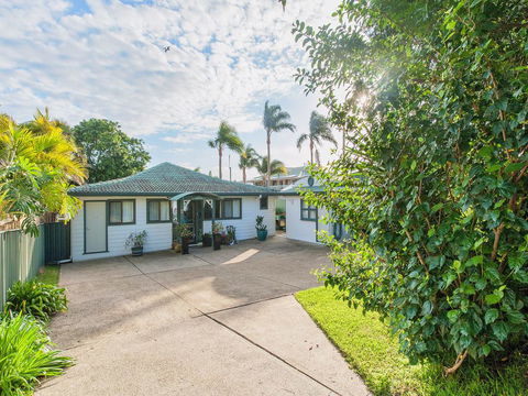 Sunset Beach House - Soldiers Point Sleeps 9 - Your Accommodation 2