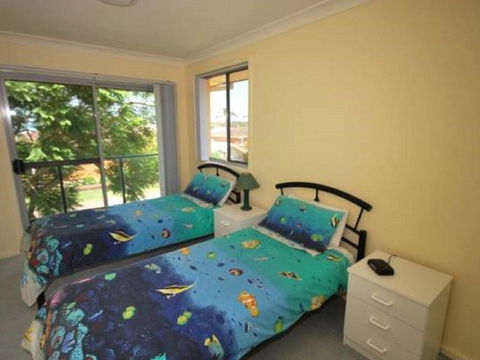 Sunset Place' 1/29 Sunset Boulevard- Gorgeous Townhouse So Close To The Water - Your Accommodation 3