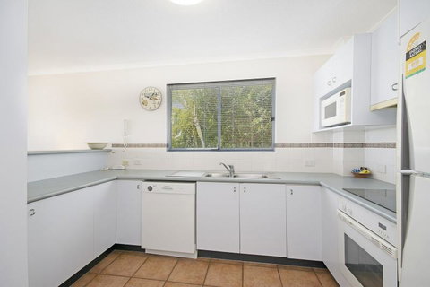 Sunshine Cove, Across The Road From The Beach - Your Accommodation 3