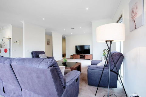 Superb Luxe 5BR House@Point Cook Near Lake - Your Accommodation 3