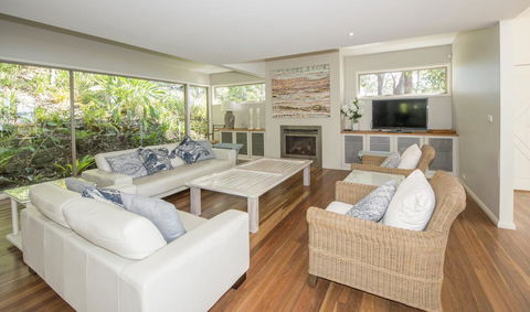 Surfers Ave Retreat Narrawallee - Your Accommodation 3