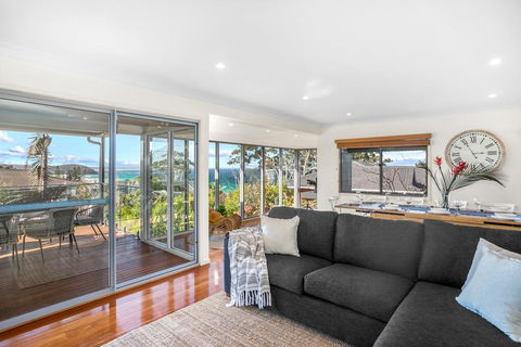 Surfers Beach House - Your Accommodation 3