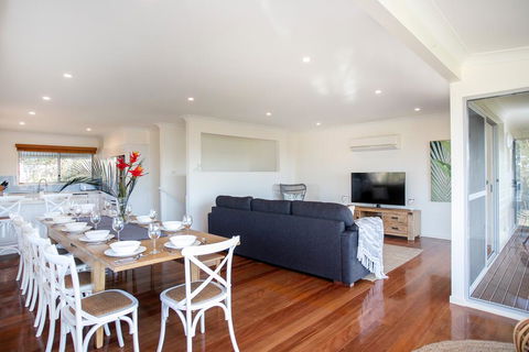 Surfers Beach House - Your Accommodation 2