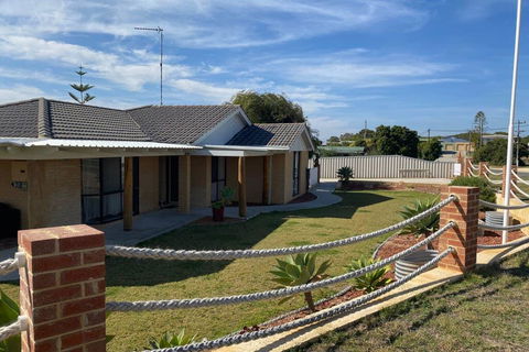 The Anchorage - Your Accommodation 0