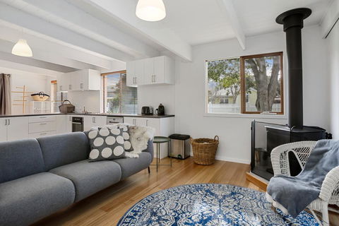 THE ASHMAN HOUSE - Modern And Close To Town - Your Accommodation 1