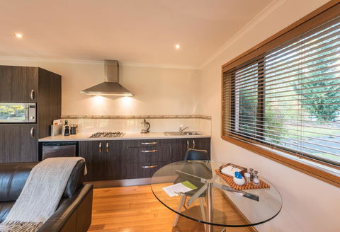 Parnella Kettering - Your Accommodation 4