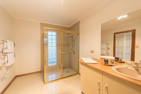 Parnella Kettering - Your Accommodation 8