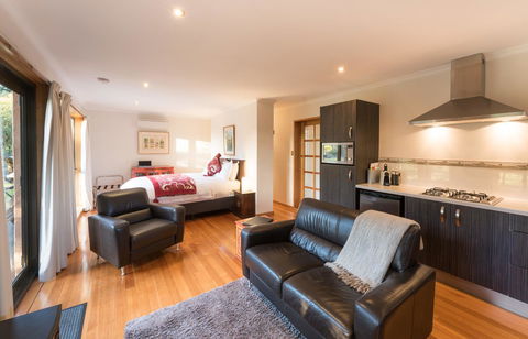 Parnella Kettering - Your Accommodation 5