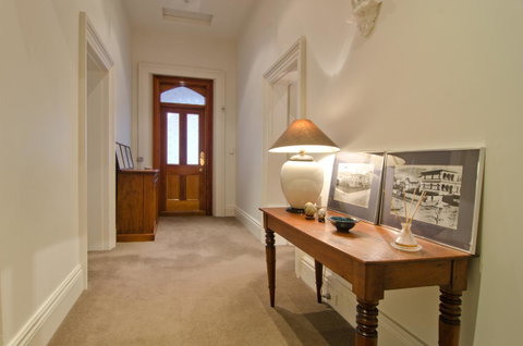 Roxburgh House Apartments - Your Accommodation 16