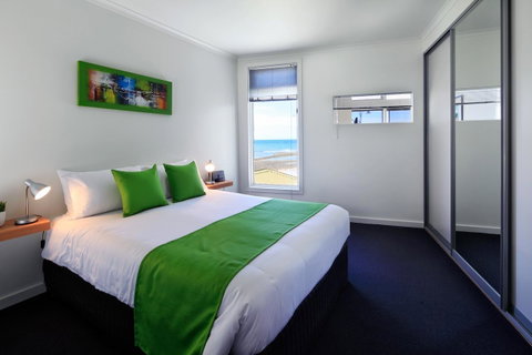 Penguin Waterfront Escape - Your Accommodation 8