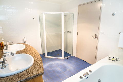 Edgewater Hotel - Your Accommodation 8