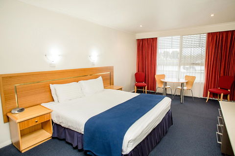 Edgewater Hotel - Your Accommodation 24